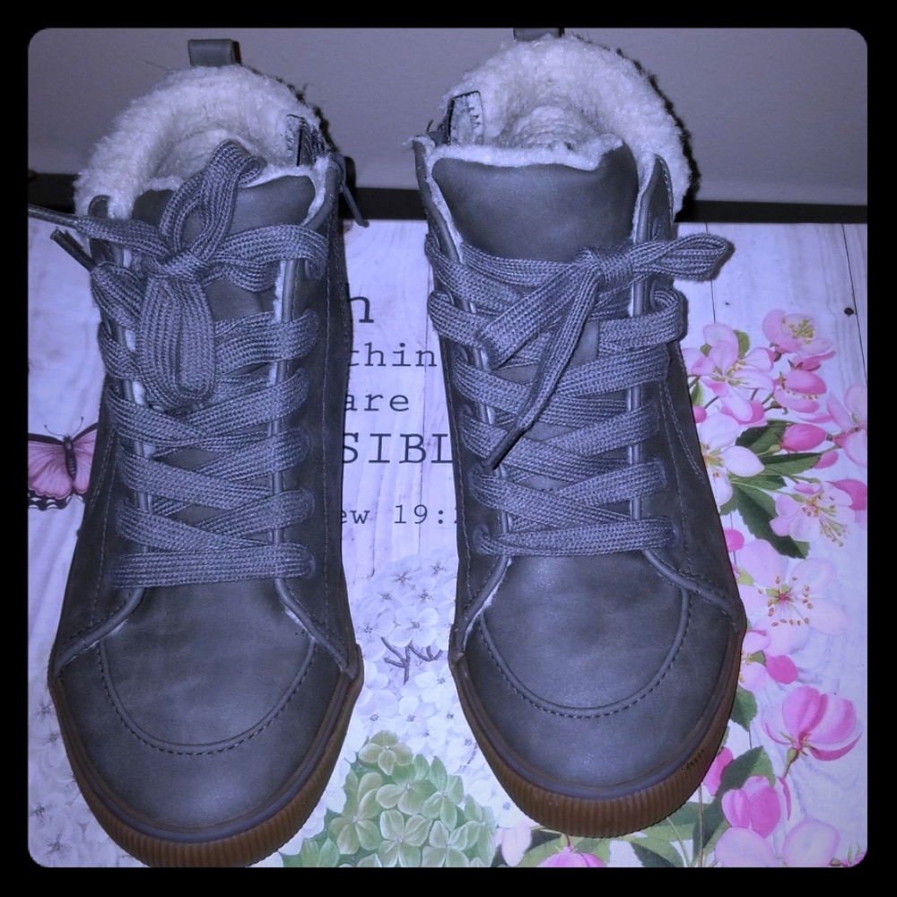 Cat & Jack Gray boots w/ fur